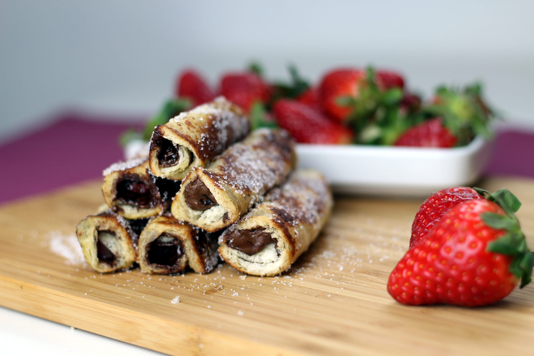 French Toast Rolls mit Erdbeeren und Schokolade